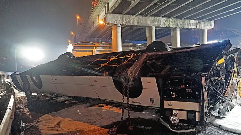 L’autobus precipitato dal cavalcavia a Mestre il 3 ottobre scorso: persero la vita 21 persone