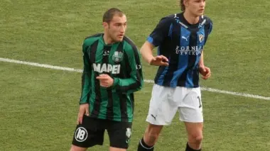 GRINTOSO. Davide Luppi (a sinistra) in azione con la maglia neroverde del Sassuolo L’anno scorso ha giocato nel Viareggio