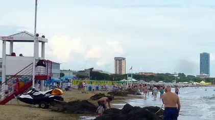 COLUCCI - DINO TOMMASELLA - JESOLO LIDO- LA SPIAGGIA IN ZONA PIAZZA TORINO DOPO LE FORTI PIOGGIE