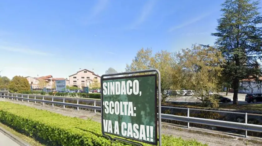 Uno dei cartelli contro Favero apparsi sui social ma si tratta di foto finte