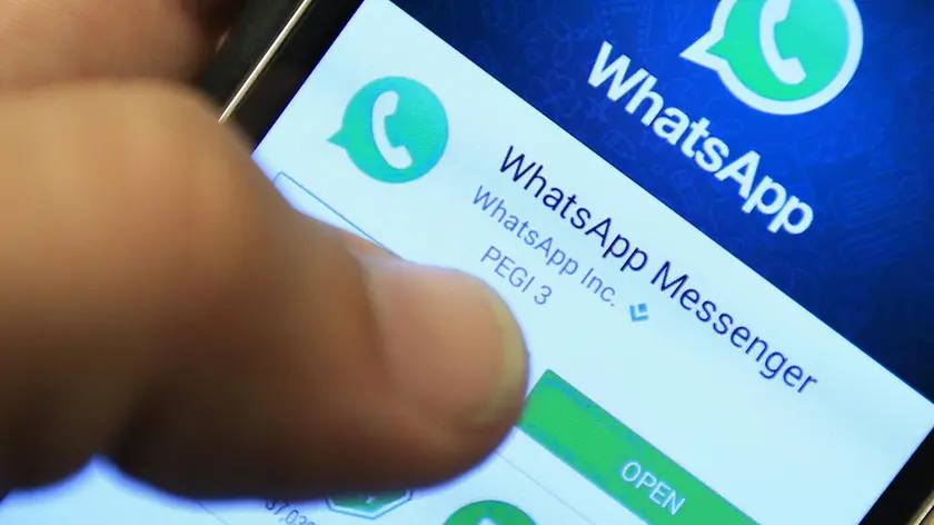 Uno smartphone con una chat di WhatsApp
