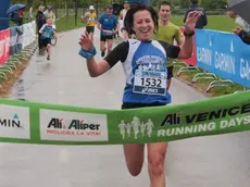 Foto Agenzia Candussi/ Baschieri/ Mestre, Parco San Giuliano/ "Corri Mestre" - Arrivo della competitiva 10 km/ Prima classificata femmine Erika Michelan