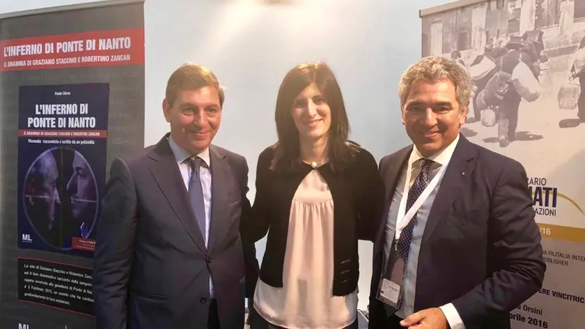 Chiara Appendino, al centro, con gli editori Carlo e Andrea Mazzanti