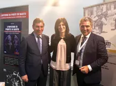 Chiara Appendino, al centro, con gli editori Carlo e Andrea Mazzanti