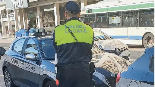 Controlli della polizia locale in centro a Mestre
