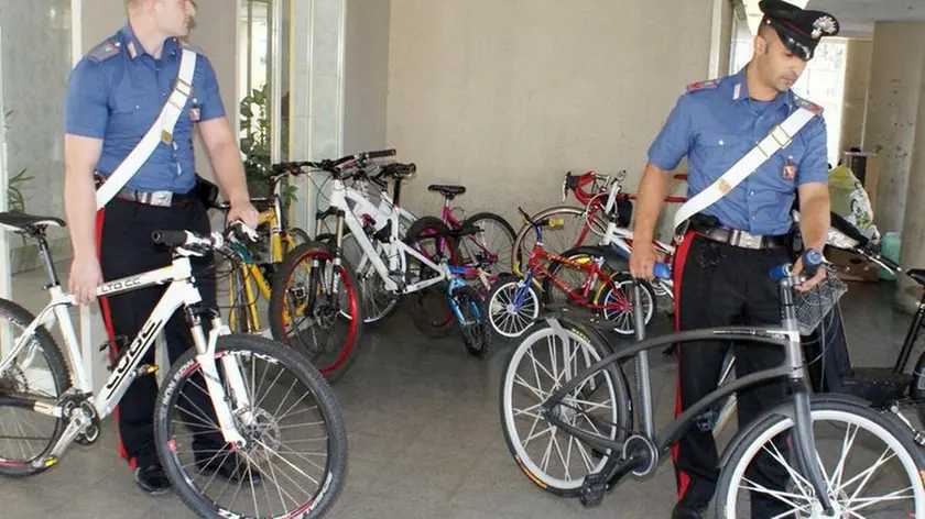 Le immagini dI alcune delle 19 biciclette sequestrate dai Carabinieri di Torino, che fanno parte della refurtiva di una banda di sei giovani, tutti maggiorenni e residenti in provincia di Torino che per mesi ha fatto razzia nei negozi di Piemonte e Liguria prima di essere arrestata. Oggi 21 settembre. ANSA / FOTO CONCESSE DAI CARABINIERI DI TORINO