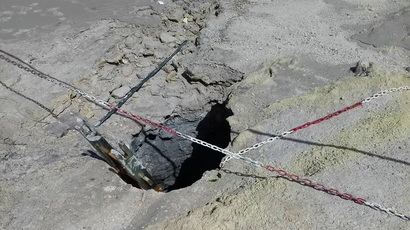 Il cratere della Solfatara di Pozzuoli dove tre persone sono morte all'interno del cratere a Pozzuoli (Napoli), 12 settembre 2017. ANSA