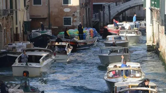 Interpress/M.Tagliapietra Venezia 25.10.2017.- Traffico in rio novo.