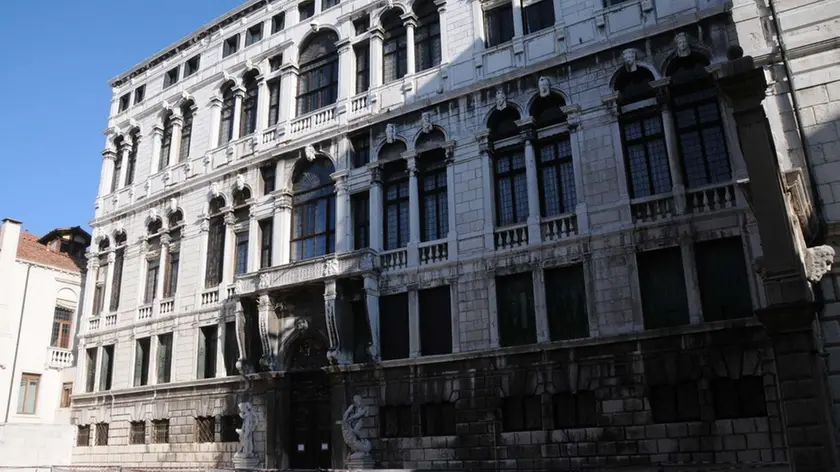 Interpress/Mazzega Pivato Venezia, 30.10214.- Frammenti di marmo staccati dalla facciata del Conservatorio di Venezia Benedetto Marcello martedi' scorso.- Nella foto la zona transennata dai VV.F.