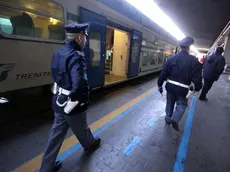 20081227 NAPOLI -CLJ- UCCISO IN TRENO FERMO: AL VAGLIO IMMAGINI VIDEOSORVEGLIANZA.Dalle immagini del sistema di videosorveglianza della stazione centrale di Napoli potrebbero emergere elementi per fare luce sulla morte di Giovanni Airaudo, il 41enne di Angri (Salerno), trovato morto all'interno di un vagone di un treno fermo nella stazione di Napoli. Gli agenti della Polfer, che indagano sull'omicidio, stanno visionando i filmati relativi alla giornata del 23 dicembre, quando - secondo quanto si è appreso - è avvenuto l'omicidio. Al momento nessuna ipotesi viene esclusa, dall'omicidio a sfondo sessuale - l'uomo è stato trovato con indosso solo lo slip e con segni di strangolamento, provocato, forse con la cintura dei pantaloni che è stata ritrovata - al collegamento con un altro omicidio avvenuto però all'esterno dello scalo ferroviario napoletano domenica notte, quando un uomo è stato ucciso, forse per rapina, con tre coltellate. ANSA/CESARE ABBATE /DC