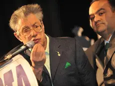 Umberto Bossi (S) e Francesco Belsito a Genova in una foto d'archivio del 2011..ANSA/LUCA ZENNARO