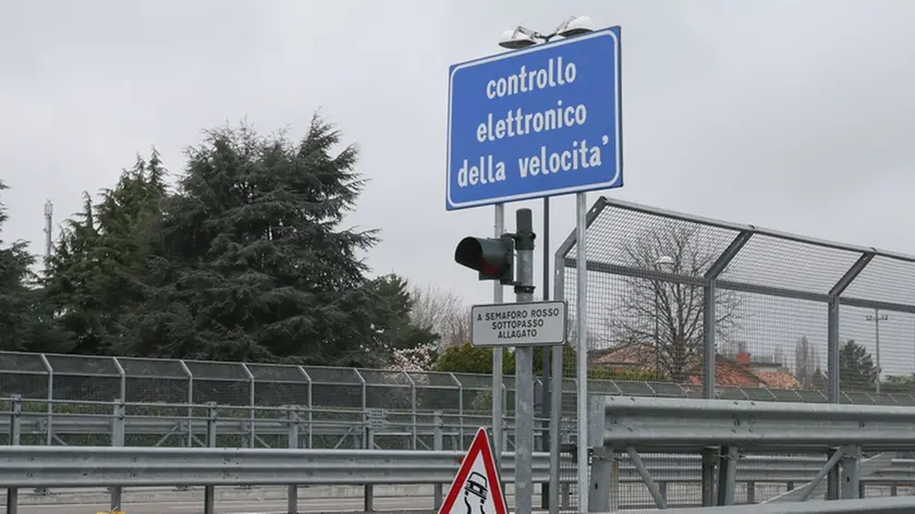 Foto Agenzia Candussi/ Chiarin/ Mestre, viale martiri della libertà/ Cartelli che segnalano la presenza degli autovelox