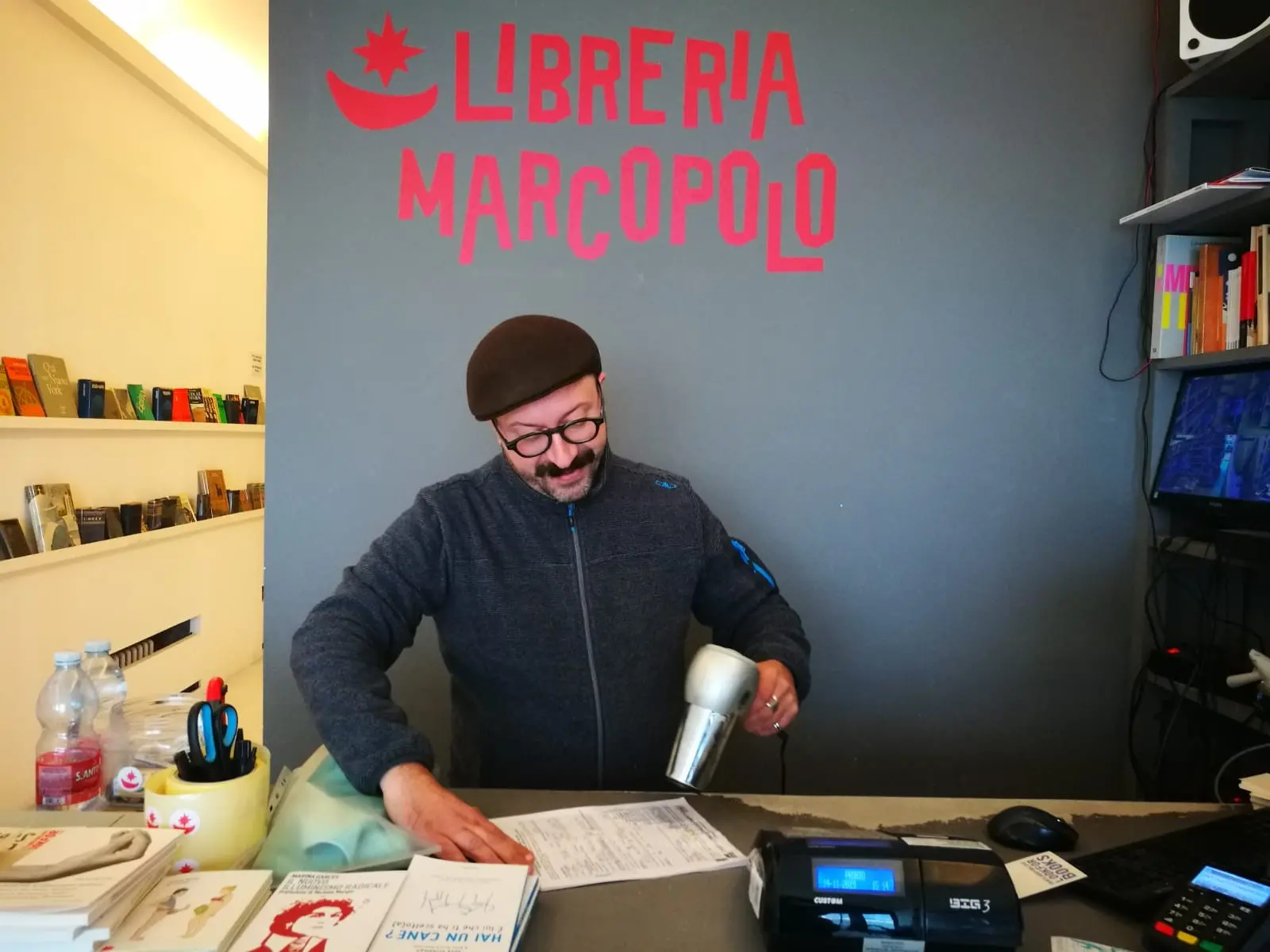 L'asciugatura di libri e testi alla libreria Marco Polo di campo Santa Margherita