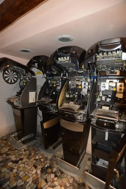 Interpress/M.Tagliapietra Venezia 19.03.2015.- Furto nella Ricevitoria San Bartolomeo, San Marco 5438. Bottino: 1200 euro di grattaevinci, 2400 euro slot machine, un computer portatile. Sopraluogo della Polizia di Stato con il titolare Paolo Tagliapietra ed il figlio Andrea.