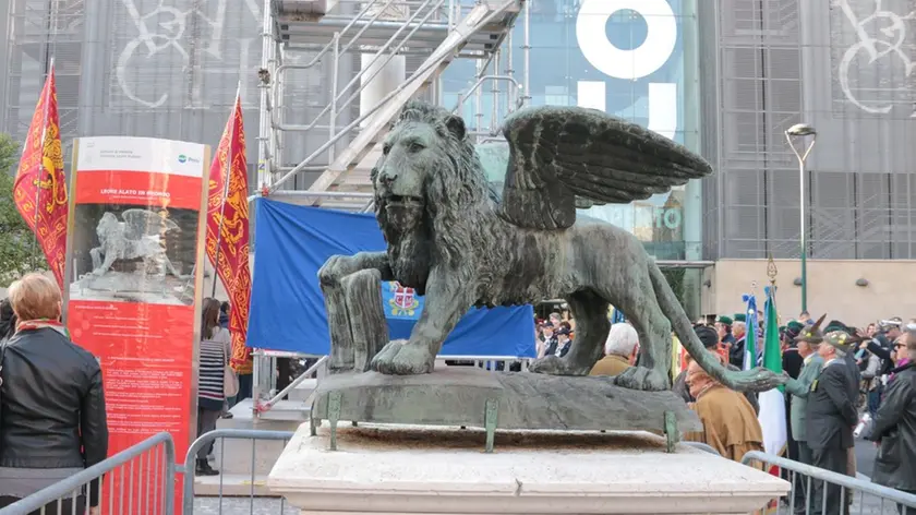 GIORNALISTA: Baschieri .AGENZIA FOTO: Candussi.LUOGO: Mestre.DESCRIZIONE: inaugurazione della colonna della Sortita in piazza Barche a Mestre di fronte al centro comm.le Le Barche