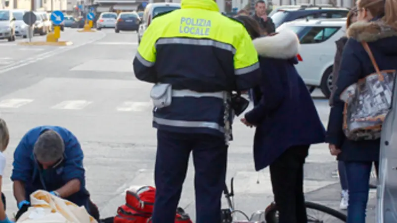 Borghesi Montebelluna incidente auto e bicicletta in corso Mazzini