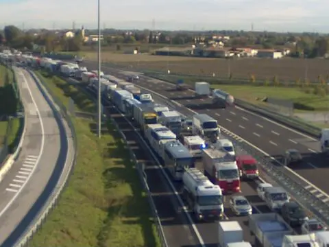 Le code in autostrada (immagine dalle telecamere di Cav)