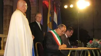 La firma del gemellaggio