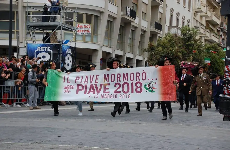 Colucci - Dino Tommasella - San Donà - PIAVE; 2018 - Persorso sfilata dei Bersaglieri e fanfara dell'Associazione nazionale bersaglieri- sezione di San Donà che sfila a Pescara lo scorso anno in occasione del raduno nazionale e foto del passaggio della stecca al sindaco Cereser. A reggere la stecca, alla destra di Cereser, con il cappello da bersagliere,è Mauro Cattai, presidente del comitato organizzatore.