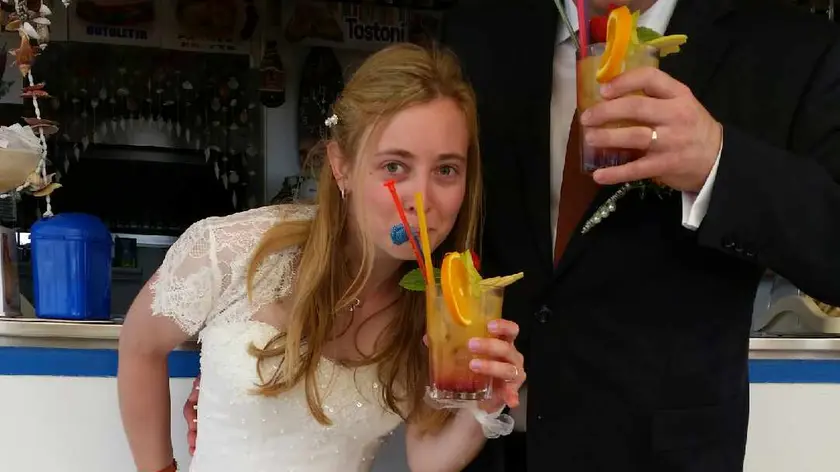 Cin cin con il "Sex on the beach" pure per una coppia di sposi novelli