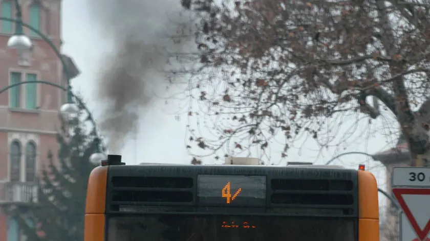 I gas di scarico di un autobus urbano nel centro di Mestre