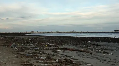La spiaggia di Sottomarina piena di detriti lasciati dalle mareggiate