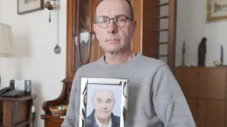 Davide Dall’Armi stringe al petto la foto del padre Renzo che non c’è più