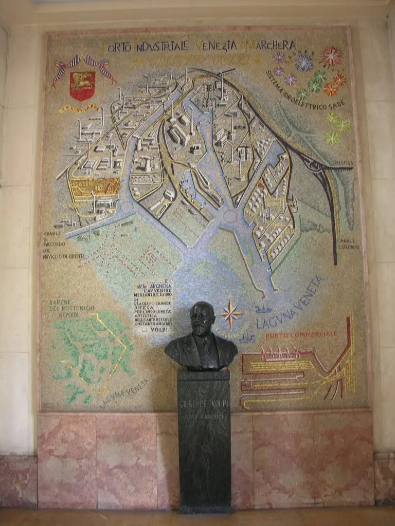 Il mosaico vincolato dalle Belle arti con la pianta di Porto Marghera e il busto del conte Volpi di Misurata