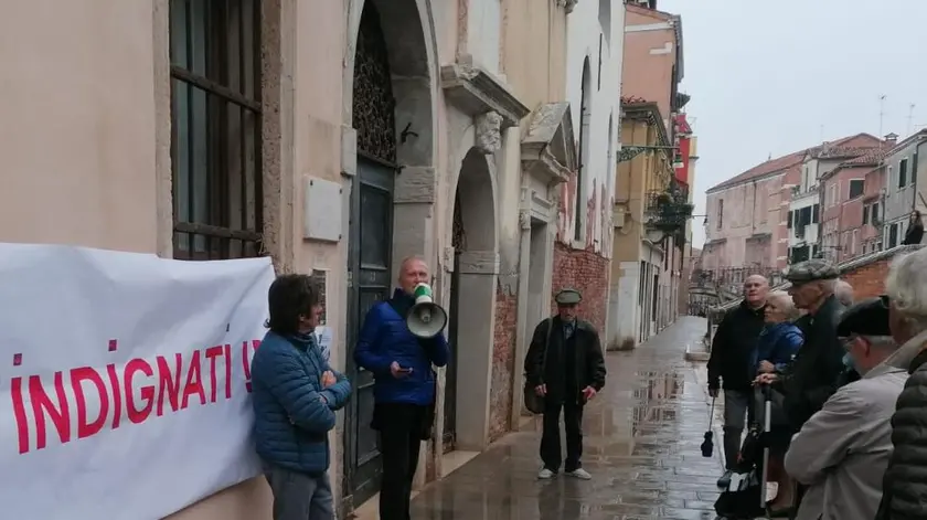 Un momento della protesta di ieri mattina a Castello