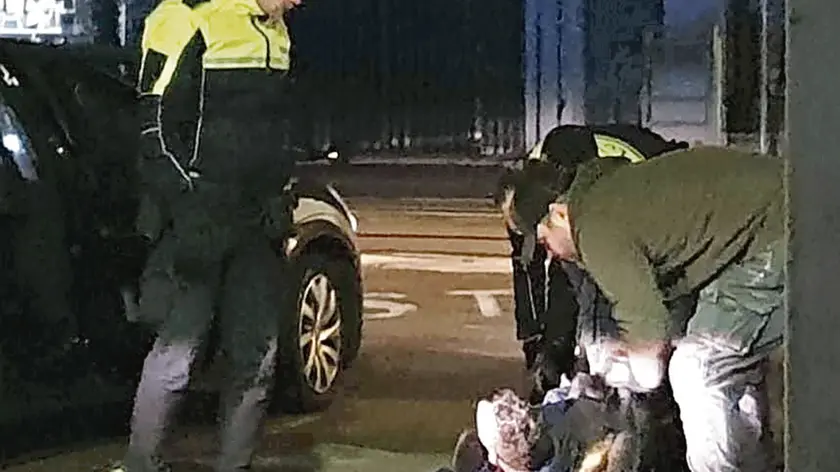 Il momento in cui agenti della polizia di Stato e della polizia locale immobilizzano l'accoltellatore in piazzetta Coin (foto Paolo Zaffaina / Agenzia Pòrcile)