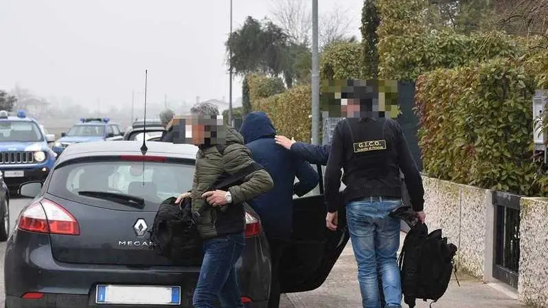 SCATTOLIN - DINO TOMMASELLA - ERACLEA - BLITZ DELLE FORZE DELL'ORDINE NELLE ABITAZIONI DEI DONADIO - UNO DEI DONADIO VIENE CARICATO IN MACCHINA