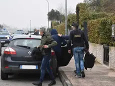 SCATTOLIN - DINO TOMMASELLA - ERACLEA - BLITZ DELLE FORZE DELL'ORDINE NELLE ABITAZIONI DEI DONADIO - UNO DEI DONADIO VIENE CARICATO IN MACCHINA