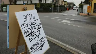 Cartello di protesta in via Mandricardo