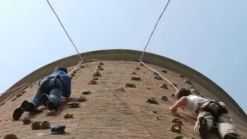 Arrampicata sulla chiesa di Cristo Lavoratore a Marghera