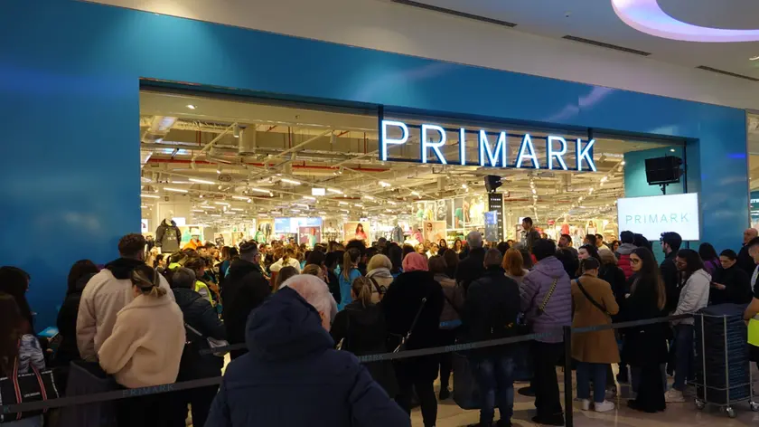 Gente in fila ad aspettare l'apertura di Primark (fotoservizio Pòrcile)