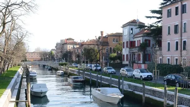 INTERPRESS/GF.TAGLIAPIETRA. 28.01.2014.- LIDO DI VENEZIA, RITROVATO CADAVERE NEL CANALE ANTISTANTE A VIA LOREDAN.