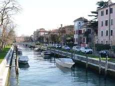 INTERPRESS/GF.TAGLIAPIETRA. 28.01.2014.- LIDO DI VENEZIA, RITROVATO CADAVERE NEL CANALE ANTISTANTE A VIA LOREDAN.