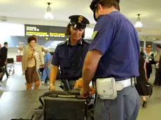 Tessera 10/09/01 Aeroporto Marco Polo controlli polizia di frontiera.. (C) Bertolin M. richiesto da De Polo