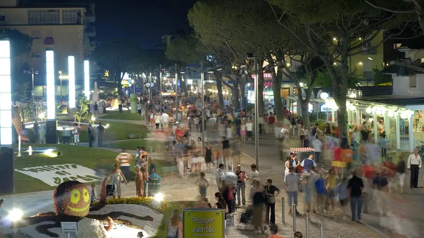 Un’immagine della zona pedonale di Jesolo, ampio spazio anche alle Zone 30