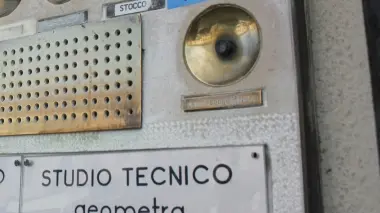 La targa dello studio Longo al civico 12 di Piazzetta Mira Porte