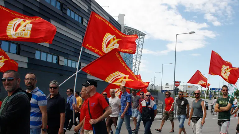 Agenzia Candussi, giornalista Costa. Manifestazione lavoratori petrolchimico di fronte al centro commerciale Nave de Vero Marghera