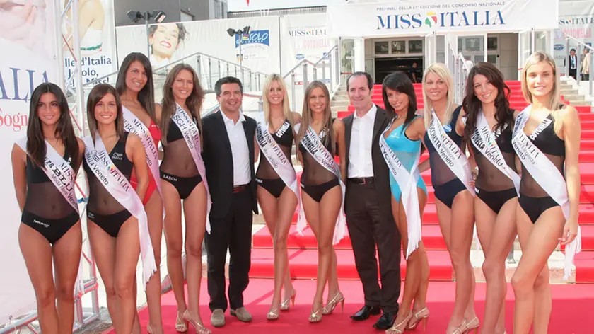 FOTO GAVAGNIN JESOLO GRUPPO PARTECIPANTI MISS ITALIA VENETE CON IL SINDACO CALZAVARRA E IL VICE GOVERNATORE ZAIA - FOTO GAVAGNIN MISS ITALIA A JESOLO GRUPPO E VARIE PER LE RIPRESE SPECIFICHE C_E_ IL MONOPOLIO DELLA RAI E QUANDO ESCONO DAGLI ALBERGHI SONO _SCORTATE_ E FOTO PARTICOLARI SOLO PER APPUNTAMENTO (DA QUEL CHE MI HANNO FATTO CAPIRE)DA PARTE DELLE TESTATE