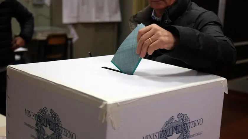 Operazioni di voto in un seggio di Bologna per le elezioni regionali in Emilia-Romagna, Bologna, 23 novembre 2014 .ANSA/GIORGIO BENVENUTI