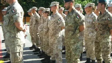Il gruppo di giovani schierati, al centro si nota la chioggiotta Gloria Rossi