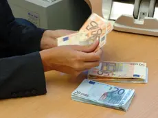 Un'impiegata conta euro in banconote. Italia al primo posto in Europa per peso delle tasse sulle imprese. Il peso complessivo di tributi nazionali e locali e dei contributi sociali è del 68,6%, il più alto tra i Paesi europei e tra i più alti al mondo. La media europea è del 44,2% e quella mondiale del 47,8%. E' quanto emerge dallo studio "Paying Taxes 2011" realizzato dalla Banca Mondiale e dalla società di consulenza PwC (PricewaterhouseCoopers). ANSA / MARIO DE RENZIS