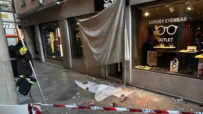 Il tratto delle Mercerie chiuso per il cedimento di un cornicione