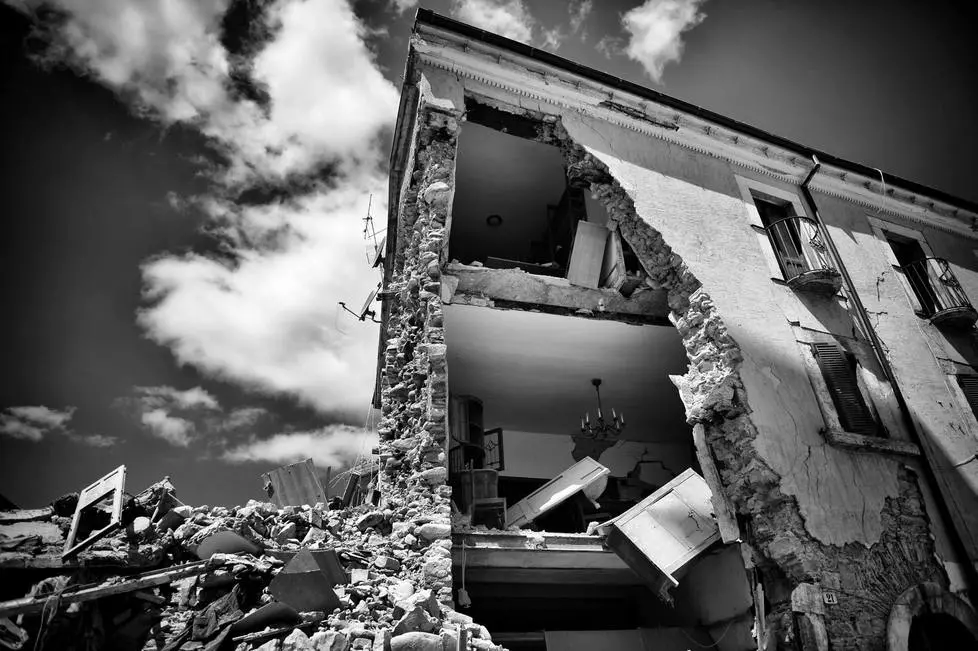 24 Agosto 2016 - Terremoto Amatrice - Ciò che resta di un palazzo in Via Umberto I ad Amatrice.