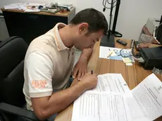 Un cagliaritano compila i moduli per l'iscrizione del testamento biologico nel Registro della Provincia di Cagliari, il 30 settembre 2009 a Cagliari. ANSA/GIUSEPPE UNGARI