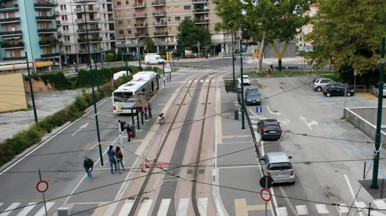 Agenzia Candussi. Descrizione: nuove pensiline per i passeggeri alle fermate di tram e autobus. Nella foto: Piazzale Cialdini, Mestre.