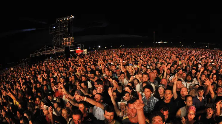 Spettatori durante la performance di Vasco Rossi all'Heineken Jammin' Festival, questa sera 11 giugno 2011, al Parco di San Giuliano a Mestre (Venezia). ANSA/UFFICIO STAMPA-FRANCESCO PRANDONI +++EDITORIAL USE ONLY - NO SALES+++